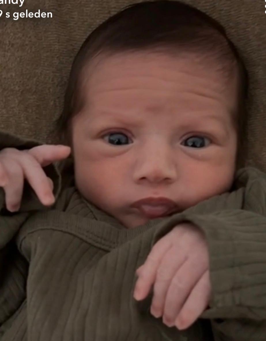 Baby in een bruin pakje