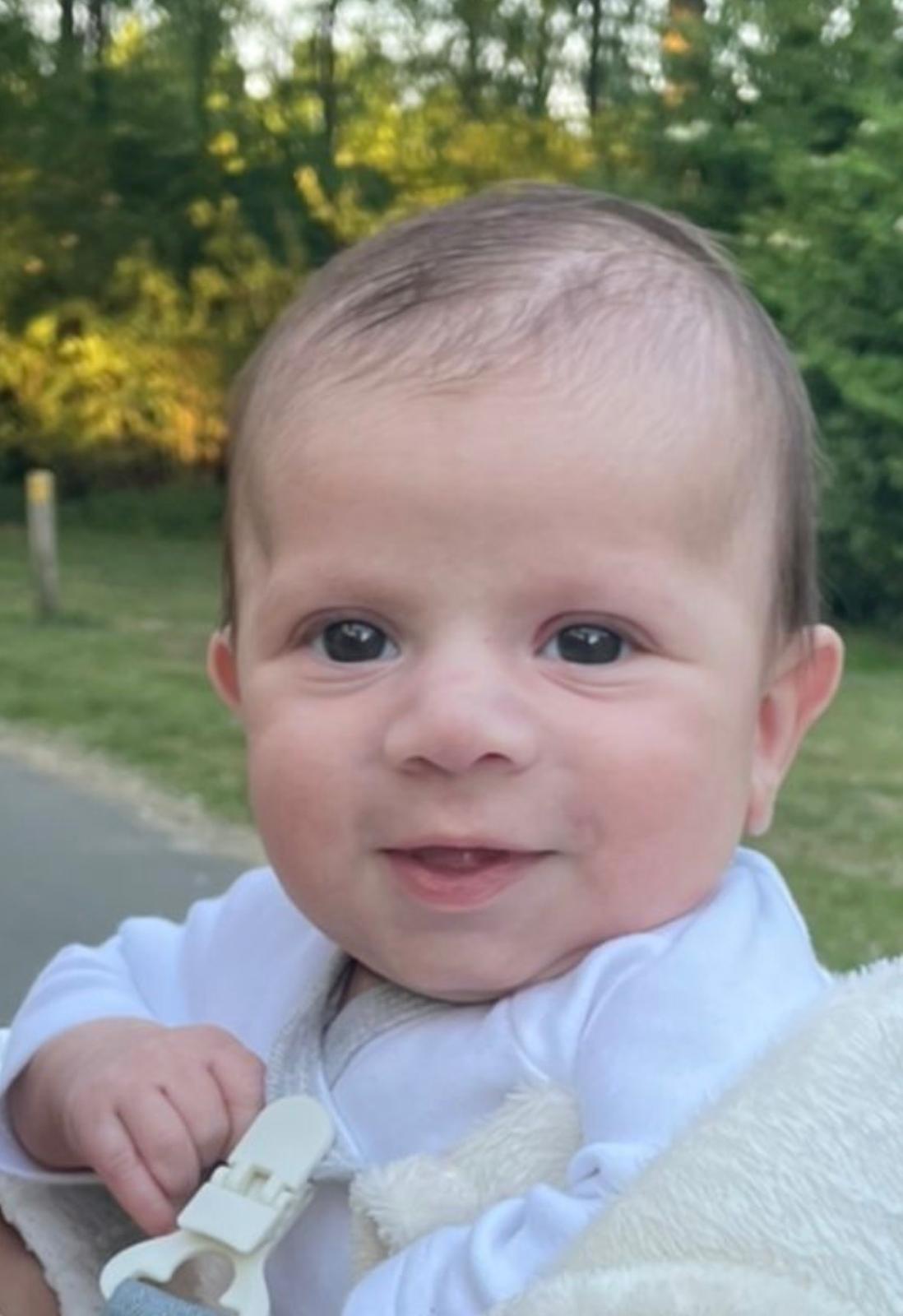 Lachende baby in het avondlicht