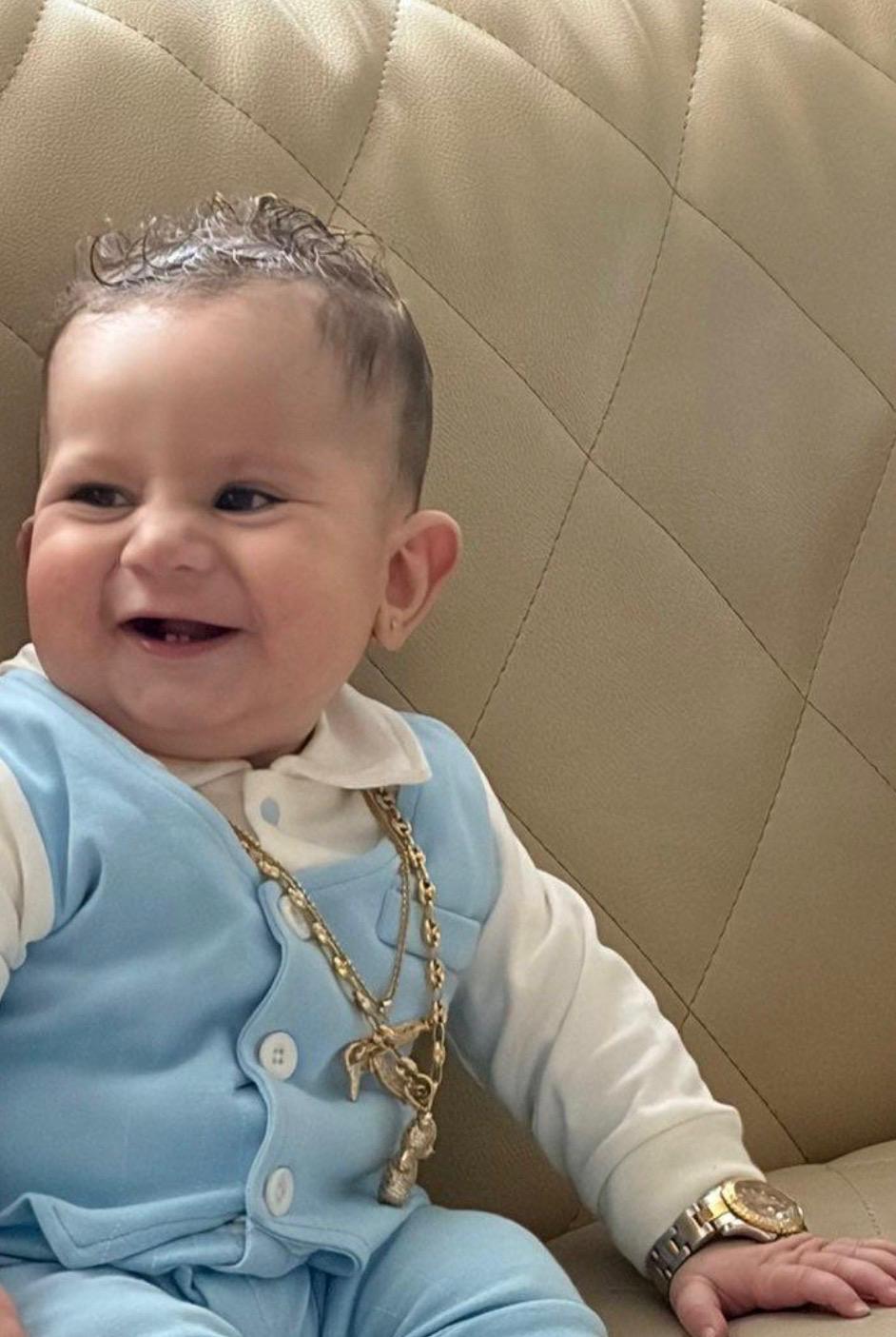 Lachende baby in een stoeltje