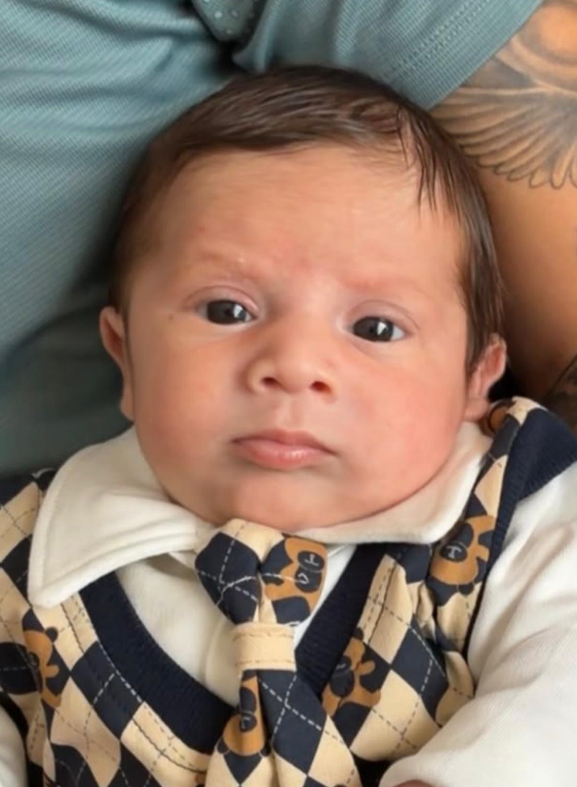 Baby op een geruit dekentje